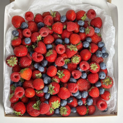 Мега коробка с ягодами клубники голубики и малины 1500гр